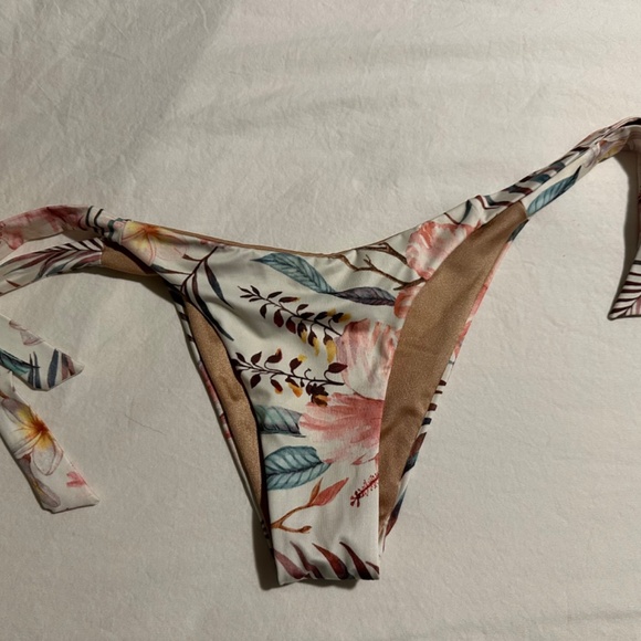 Bikini - Picture 3 of 4